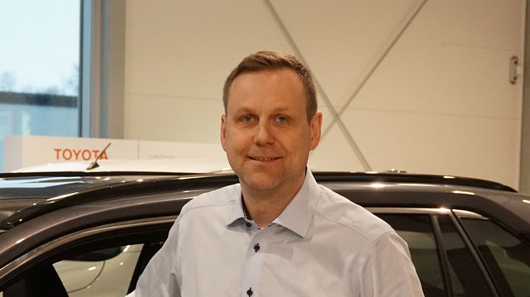 Toyotas hybridbiler er svært ettertraktede i markedet, sier Eddy Reinfjord, driftsleder hos Nordvik Toyota Brønnøysund. Foto: Nordvik AS.