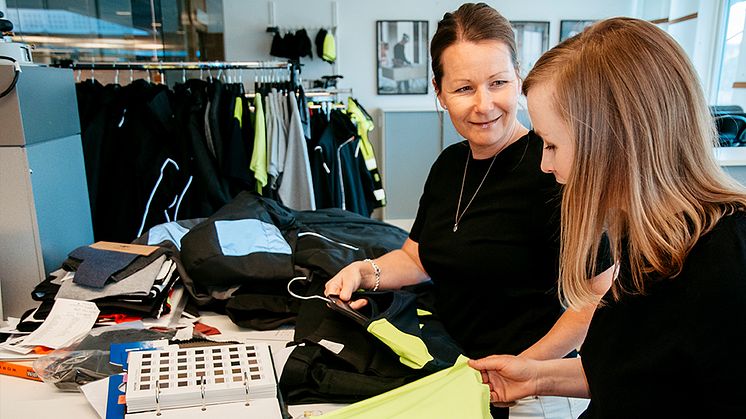 Åsa Elvstrand, produktutvecklare och Johanna Manhag, kategorichef granskar alltid materialen noga i arbetskläder.