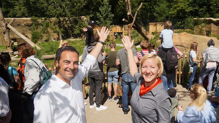 Tierpark-Direktor Rasem Baban und Sabine Schölzel (Vorstandsmitglied Stadtsparkasse München) freuen sich über den gelungenen Erlebnistag.