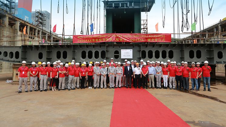 Representanter från Viking Line och varvet vid kölsträckningsceremonin i Xiamen