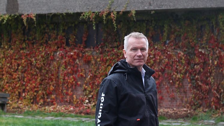 Administrerende direktør i Avantor, Øystein Thorup foran "Fiskarsbygget"