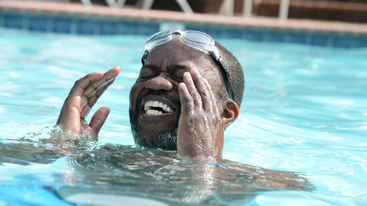 Stort intresse när bostadsbolaget håller simskola för män