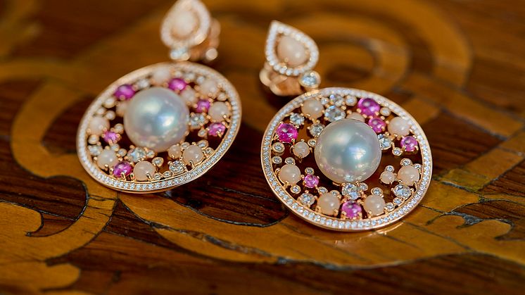 A pair of diamond and pearl studded earrings worn by the young Queen Charlotte in the series “Queen Charlotte: A Bridgerton Story” is set to go under the hammer at Bruun Rasmussen – Part of the Bonhams Network at a Live Auction on 11 December.
