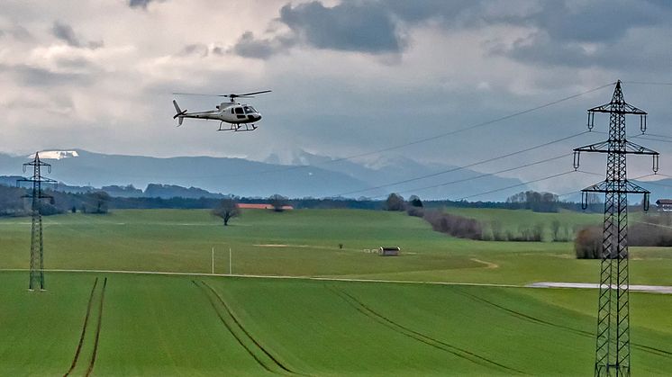 Techniker der Bayernwerk Netz überprüfen Hochspannungsleitungen aus dem Hubschrauber heraus. Die Inspektionen finden in mehreren oberbayerischen Landkreisen statt.