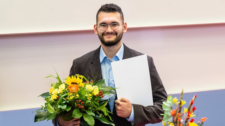 Talgat Sultanov erhielt den mit 1.000 Euro dotierten DAAD-Preis im Rahmen der feierlichen Verabschiedung der Absolventinnen und Absolventen am 22. Oktober 2022. (Bild: Ulf Büschleb)