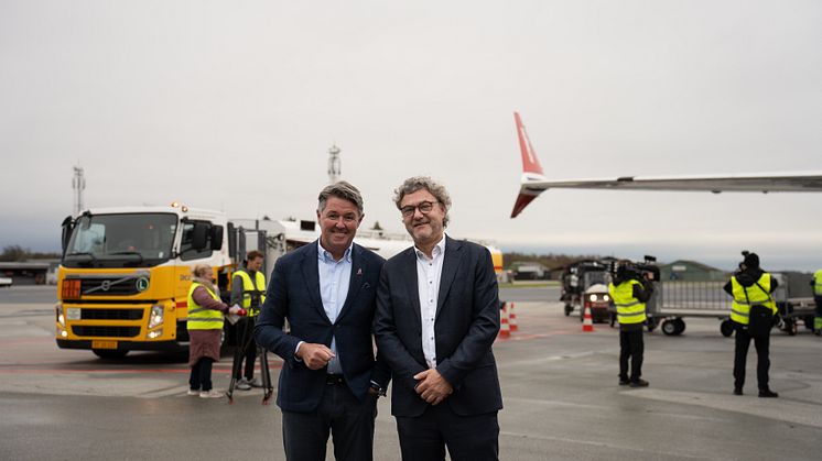 Fra venstre: Geir Karlsen, konsernsjef i Norwegian og Niels Hemmingsen, administrerende direktør på Aalborg Lufthavn.