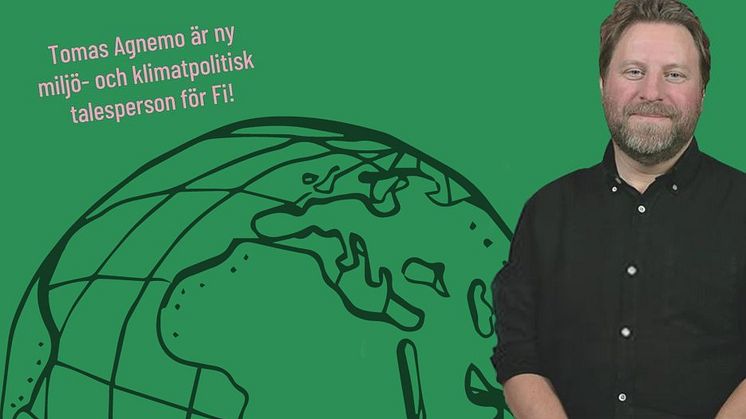 Syntolkning: Tomas Agnemo mot en grön bakgrund och ett stiliserat jordklot. Med rosa text står det "Tomas Agnemo är ny miljö- och klimatpolitisk talesperson för Fi!"