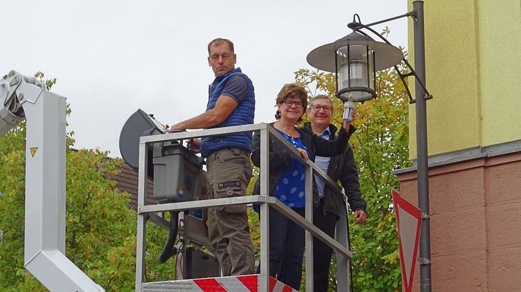 Die letzte Straßenleuchte ist Chefsache: Greußenheims Bürgermeisterin Karin Kuhn (M.), Bayernwerk-Kommunalbetreuer Frank Schneider (r.) und Uwe Ruppert (l.) von der beteiligten Partnerfirma setzen den Schlusspunkt hinter die LED-Umrüstung.