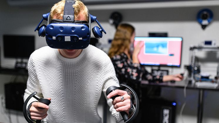 Realgymnasiet i framkant av teknik  och digitalisering – använder VR i undervisningen