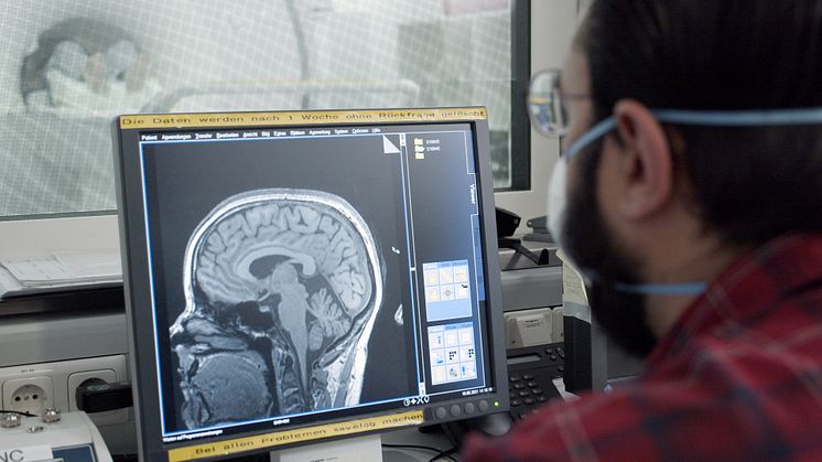 Základem společného projektu s Uniklinik RWTH je výzkum, při němž je účastníkům během jízdy v automobilovém simulátoru snímána mozková aktivita magnetickou rezonancí.