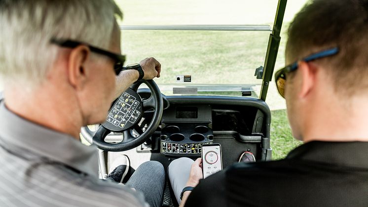 En smartwatch på armen och appen Swing Speed Radar ger golfspelare möjligheten att förbättra sin prestation.