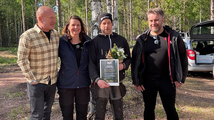 Hans Fahlén gratulerar Björn Ekstrand och Ulrika SImons