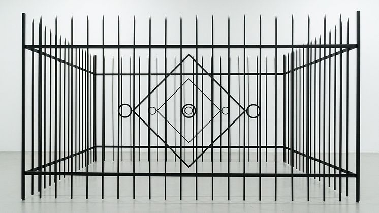  Aslan Goisum, Object #5, 2022. Pulverlackerat svetsat stål, 235 × 191 × 131 cm. Foto: Chun-Han Chiang. Courtesy konstnären och Emalin, London