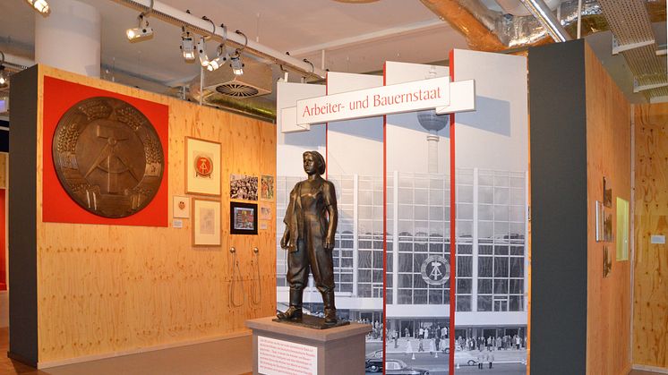 Blick in die Ausstellung "Deutsche Mythen seit 1945" Themenbereich "Arbeiter und Bauernstaat"