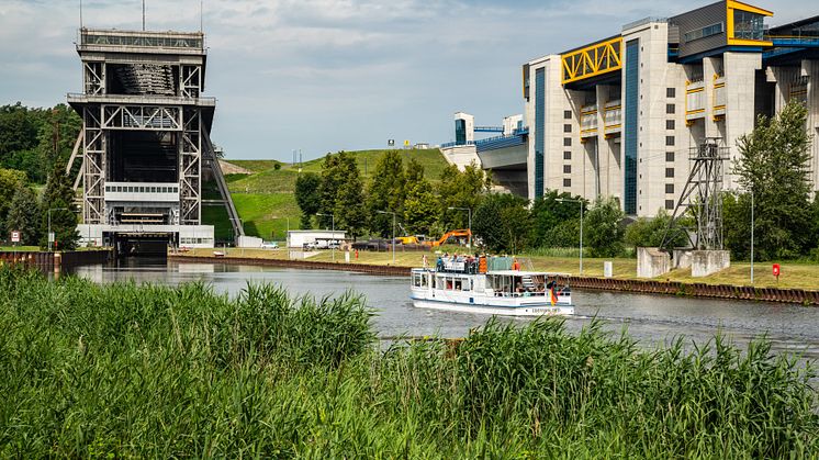 Das Schiffshebewerk Niederfinow. Der 1934 erbaute Aufzug für Boote ist ein einzigartiges ingenieurtechnisches Meisterwerk, daneben der Neubau. Foto: TMB-Fotoarchiv/Steffen Lehmann. 