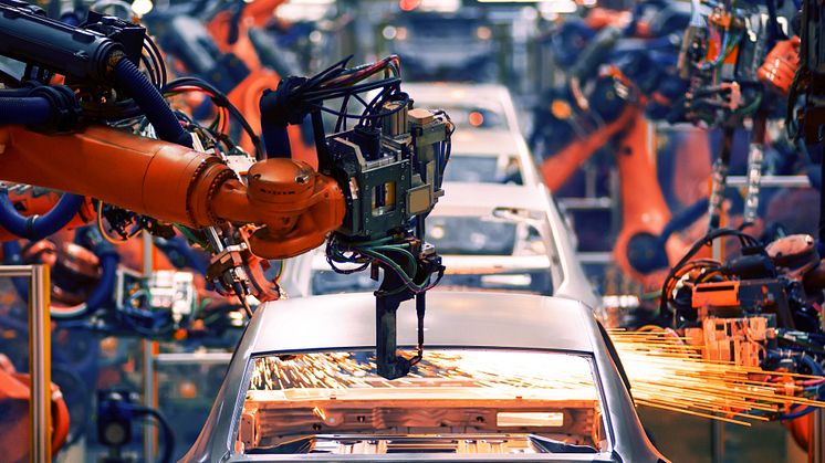 Fully automatic production lines are already standard in automotive engineering. Suppliers now need to catch up. After all, the drive transition will require maximum flexibility. (© Jenson/Shutterstock.com).