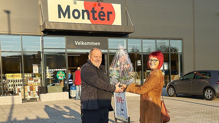 Jan Werner Hansen, daglig leder og eier av Montér Svelvik, får overrakt blomster av Unni Karin Henning på vegne av Svelvik Handelsstands Forening.