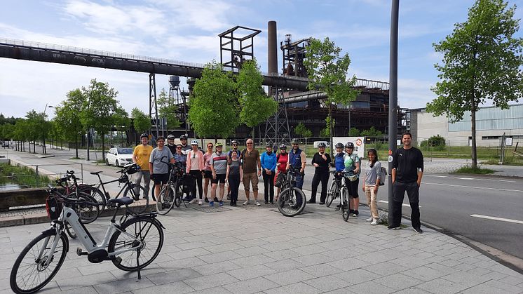 Die Teilnehmenden der heutigen Multiplikatorentour vor der Kulisse von Phoenix-West. Bild: Ruhr Tourismus GmbH