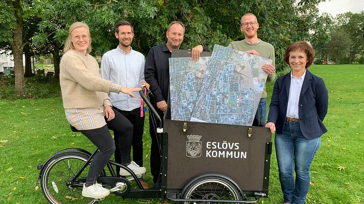 Moa Åhnberg, Patrik Larsson, Johan Andersson, Filip Preston och Catharina Malmborg tar cykeln till pop up-dialogerna om östra Eslöv.
