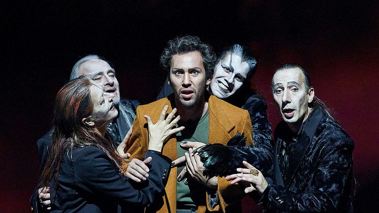 Goetheanum-Bühne: Faust, umgeben von Mephistopheles (Foto: Lucia Hunziker)