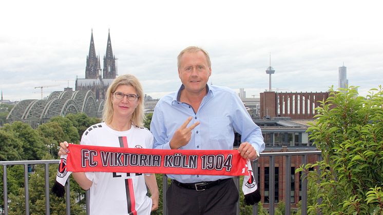 Monika Schulze, Head of Customer and Innovation Management bei Zurich, und Eric Bock, Geschäftsführer FC Viktoria Köln