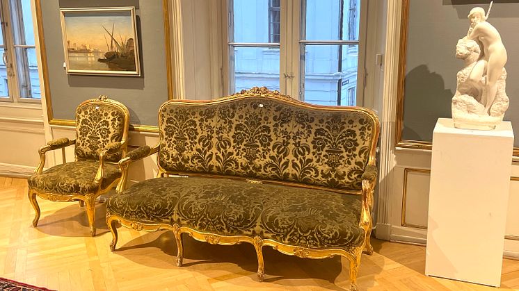 Tag plads i Kong Christian IX’s ekstravagante slotsmøbler eller dæk et majestætisk middagsbord, som Prinsesse Thyra arvede af sin far, Kong Frederik VIII. 
