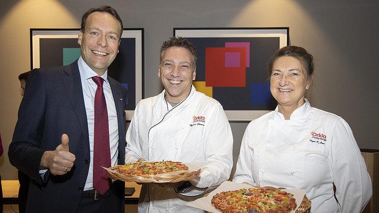 Orkla President & CEO Jaan Ivar Semlitsch together with company pizza chefs - Mandagspizza