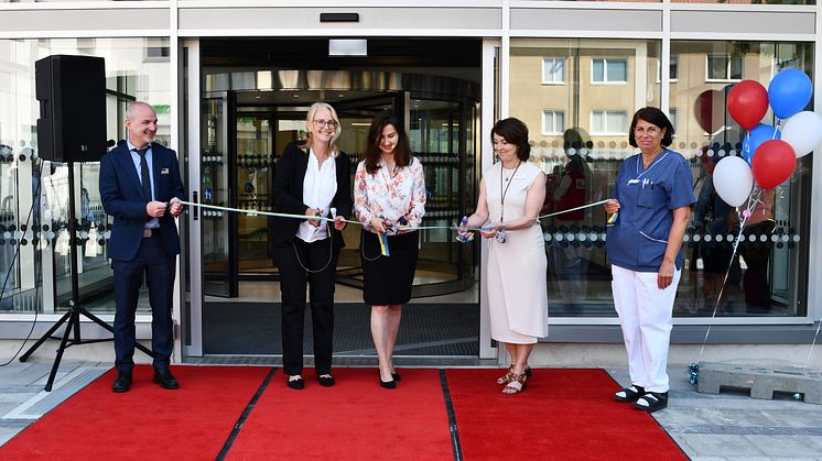 Idag invigdes den nya huvudentrén vid Södertälje sjukhus av Locums projektområdeschef Hulda Wickbom, finansregionrådet Aida Hadžialić och Södertälje sjukhus vd Anna Gerber Ekblom.