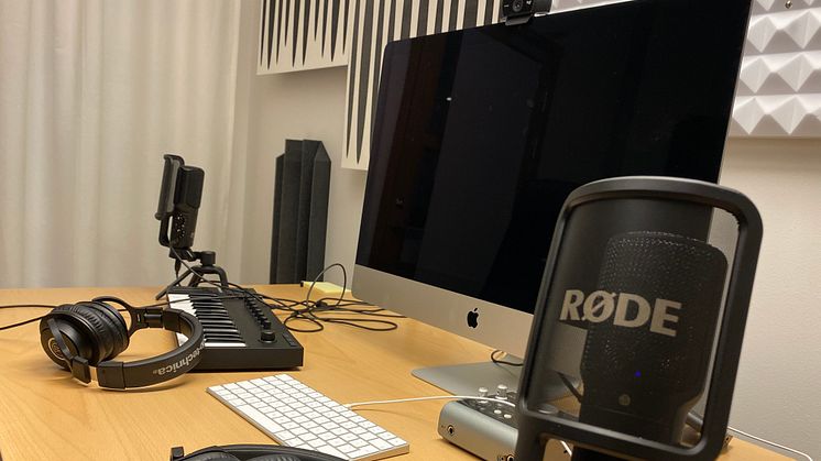 I den nya studion på högskolan i Gävle kan både studenter och personal spela in podcaster och redigera ljud och film. Poddstudion är resultatet av ett samverkansprojekt mellan Folkuniversitetet och Högskolan i Gävle. Foto: Åke Wall
