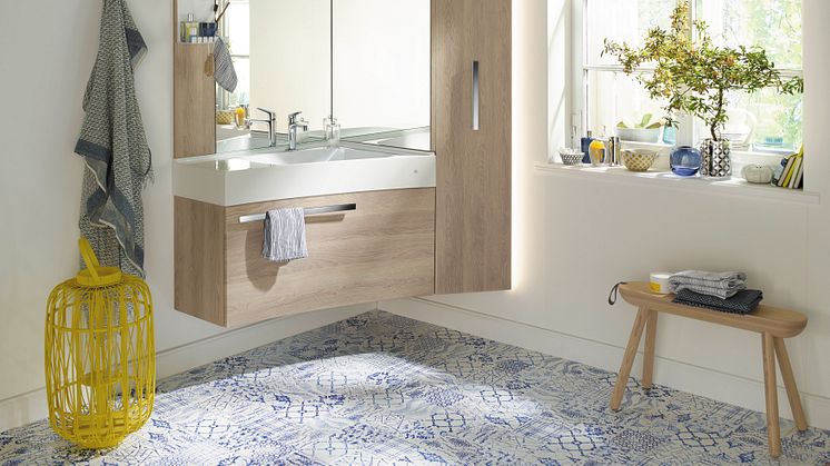 Die Sys30-Ecklösung von burgbad ist ein Möbel, das Waschtisch, Schränke, Spiegel und Beleuchtung zu einer kompakten Einheit zusammenfasst. (Foto: burgbad)