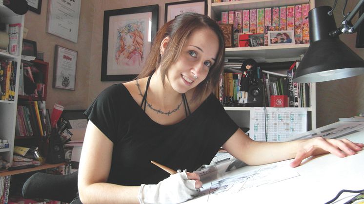 Natalia Batista är mangakonstnär och arbetar både med att teckna egna serie och med att undervisa som serielärare. Foto: Nosebleed Studio.