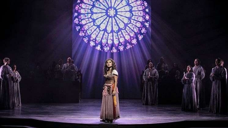 Marsha Songcome som Esmeralda i Disneys musikal Ringaren i Notre Dame. Foto: Mats Bäcker
