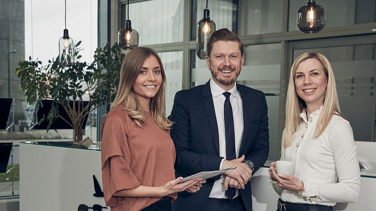 Från vänster till höger: Petra Gunnarsson, Daniel Samuelsson och Anette Årcén är trion som just nu utgör Bjurfors nystartade mäklarkontor i Kristianstad. Snart blir de fler.