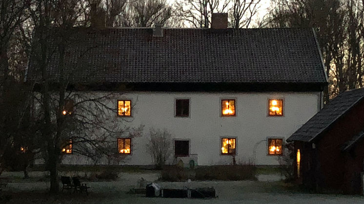 Huset Svalbo - den vita stora gamla smedkasernen där ﻿Moa Rudebert fortsätter att arrangera författarkvällar.