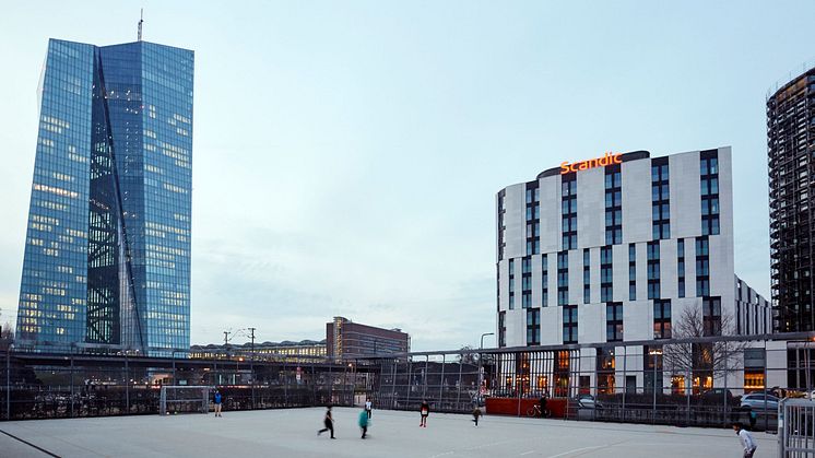 Det nye hotellet ligger sentralt plassert i det nye Hafenpark-kvartalet i Frankfurt. 