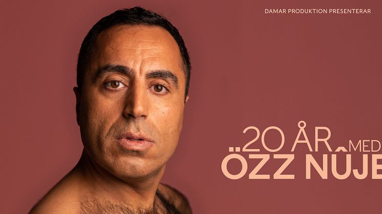 ​"… 20 år med mig, Özz Nûjen" - Özz Nûjen firar 20 år som standupkomiker!