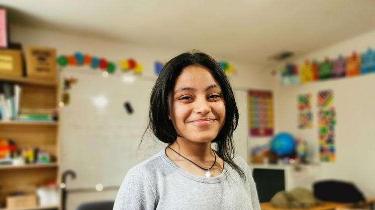 Mira, 14 år, är ett av de barn som får gå i skolan under tiden som hon befinner sig i Bosnien. Hon har flytt från Syrien med sin familj och målet är att ta sig till Tyskland. 