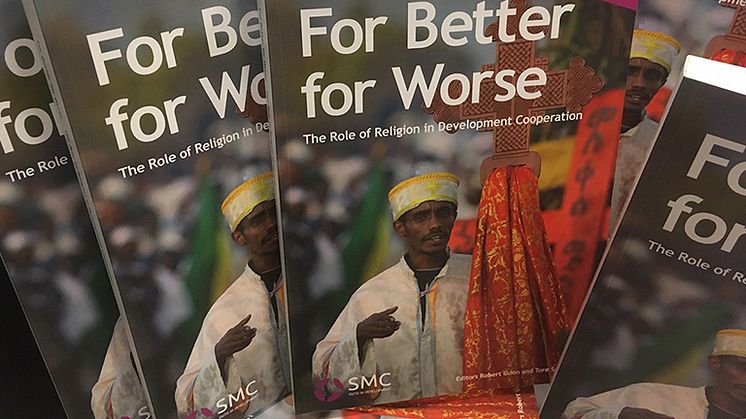 For Better for Worse ger en snabb orientering i de senaste årens diskussion om religion och utveckling. Den hjälper läsaren att nyansera synen på religionens roll i samhället och visar vilken förändringskraft som kommer med religiös läskunnighet. 