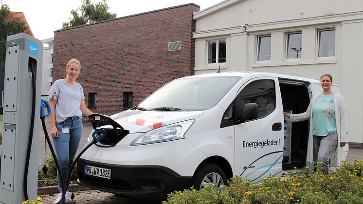 Leonie Riekschnietz, Westfalen Weser Netz, übergibt den E-Transporter vollgetankt an Maren Scheffler, Klimaschutzagentur Weserbergland.
