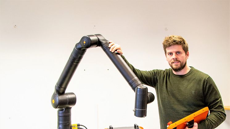 Mechanical design engineer Kristoffer Palmhøj Sminge, Kassow Robots, der har medvirket til at udvikle robotten, med betjeningspanelet til robotten.
