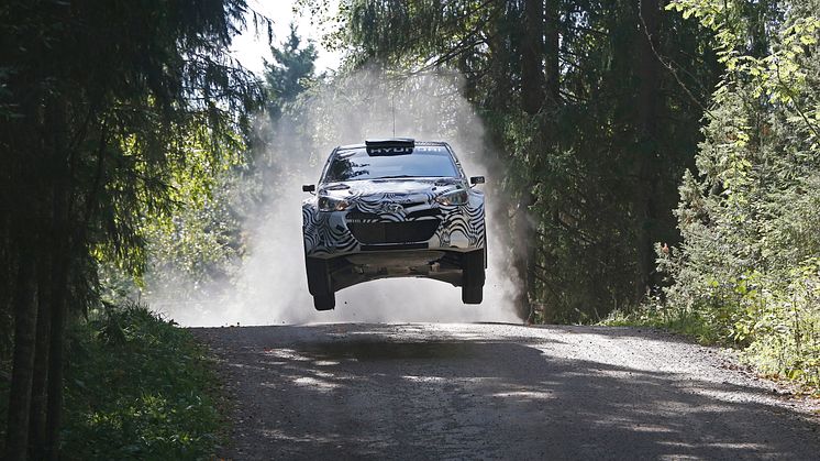 i20 WRC tester på grusunderlag