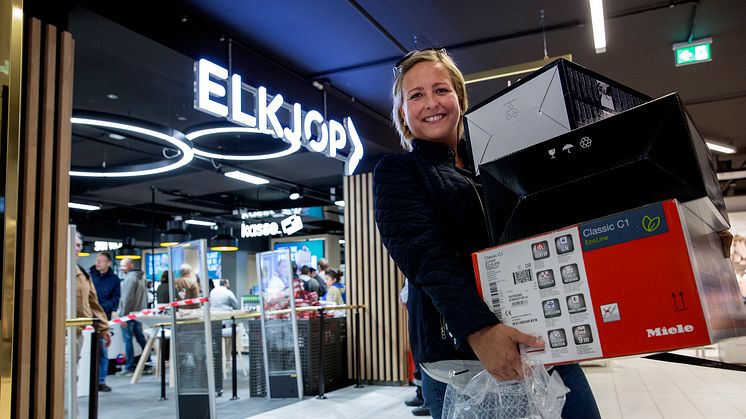 Fornøyde kunder: Rekordmange har tatt turen innom Elkjøp under årets Black Friday. Foto: Elkjøp Norge
