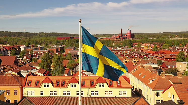 Här vajar svenska flaggan ovanför residenset i Falun. Foto: Länsstyrelsen