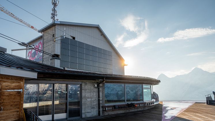 Die ummontierte Photovoltaik-Anlage an der Südfassade der Station Birg liefert effizient wertvollen Strom 