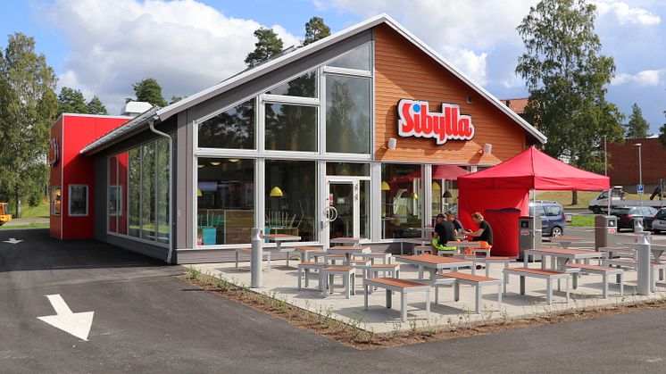 Sibylla Hofors är byggd enligt Sibyllakedjans nya husmodeller och efter Sibylla Askersund blir detta den andra restaurangen i sitt slag i Sverige.