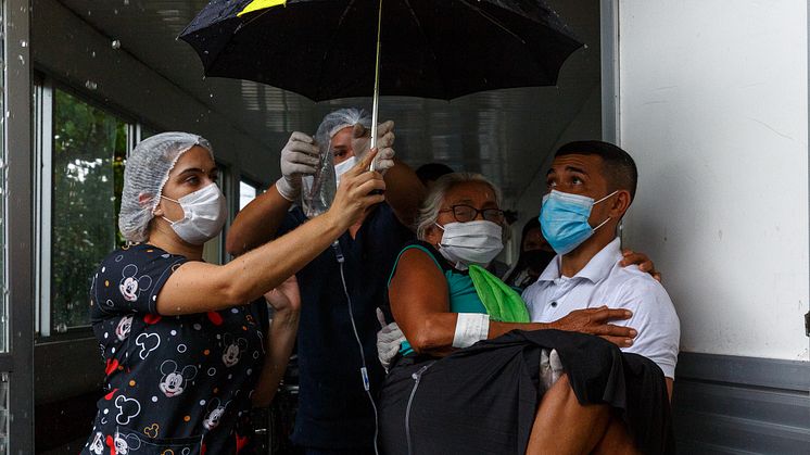 En covidpatient i Amazonasregionen, Brasilien, blir buren till ambulansen. Brasilien har drabbats hårt av pandemin och ställer sig bakom WTO-förslaget om att frångå patent under pandemin.