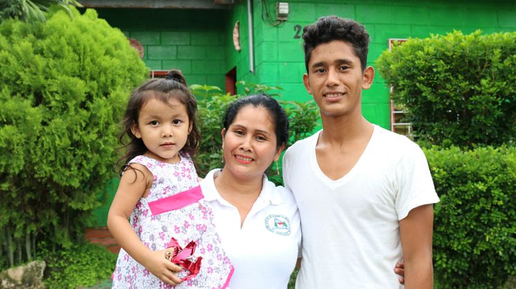 För Beatriz Guerra Cárcamo och hennes barn Yuleidis och Kevin innebär ett hus i bostadskooperativet Den trettonde januari i El Salvado , mer än bara en bra bostad. Här  finns en trygg miljö  och en social samvaro som gör vardagen enklare.