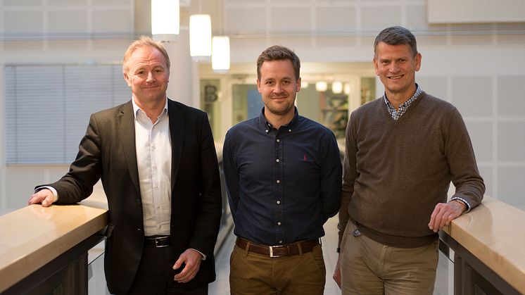 Truls Inderberg (i midten) blir ny direktør for VA i Norconsult. Til venstre, konserndirektør Bård Sverre Hernes i Norconsult. Til høyre, avtroppende VA-direktør Tom Baade-Mathiesen.