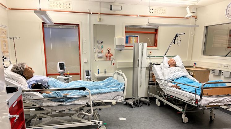 Vårdlabbet består av ett antal rum, här är sjukhusmiljön där simulatordockan Rut och tyngddockan Ove finns.