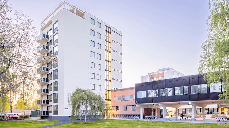 Modernistisk höjdare öppnar dörrarna till nyrenoverade studentbostäder